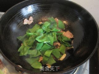 猪耳豆角炒肉片的做法步骤：8