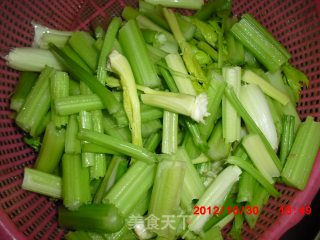 芹菜炖粉条的做法步骤：1
