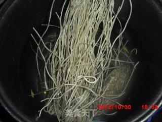 芹菜炖粉条的做法步骤：2