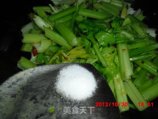 芹菜炖粉条的做法步骤：5