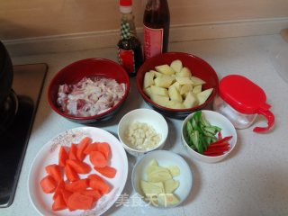 土豆焖鸡的做法步骤：1