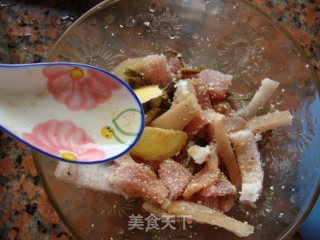 干豇豆米粉蒸肉的做法步骤：4