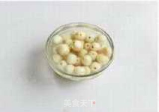 莲子鲫鱼汤的做法步骤：1
