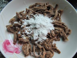香菜牛肉丝的做法步骤：3