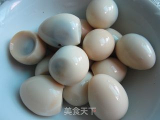红烧肉烩鹌鹑蛋的做法步骤：1