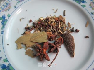 红烧肉烩鹌鹑蛋的做法步骤：2