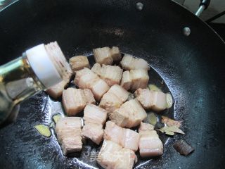 红烧肉烩鹌鹑蛋的做法步骤：4