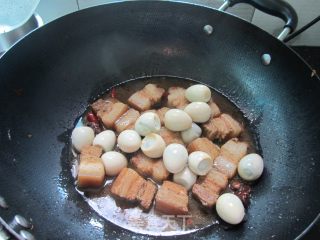 红烧肉烩鹌鹑蛋的做法步骤：6