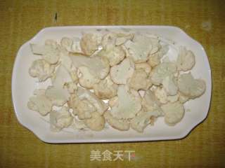 酥辣椒炒花菜的做法步骤：2