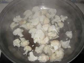 酥辣椒炒花菜的做法步骤：4