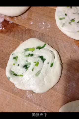 葱花饼的做法步骤：1