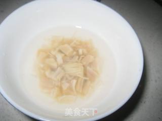 胡萝卜玉米鲫鱼汤的做法步骤：1