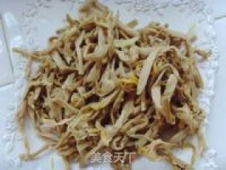 黄花菜炒鸡肉的做法步骤：2
