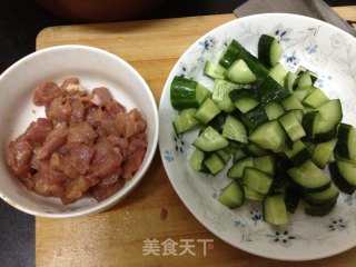 黄瓜肉丁的做法步骤：2
