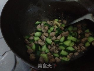 黄瓜肉丁的做法步骤：6