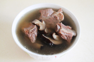 香菇菜心排骨汤粉的做法步骤：1