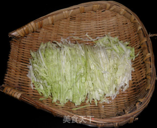 爆炒疙瘩白菜丝的做法步骤：1