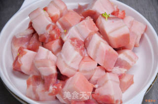 秘制兰花板栗红烧肉的做法步骤：1