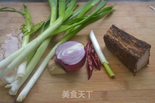 饭遭殃之【蒜苗炒腊肉】的做法步骤：1