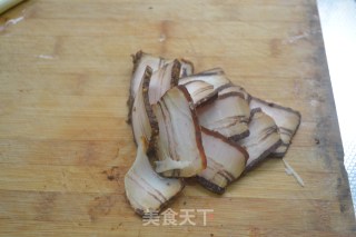 饭遭殃之【蒜苗炒腊肉】的做法步骤：2