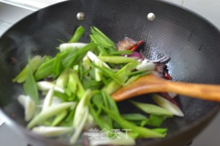 饭遭殃之【蒜苗炒腊肉】的做法步骤：6