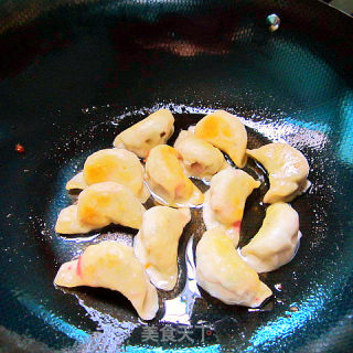 白菜馅锅贴饺子的做法步骤：11