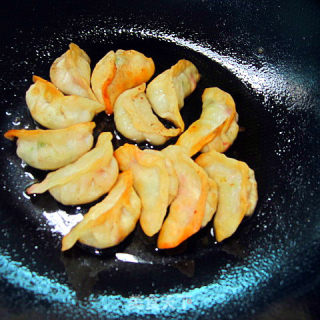 白菜馅锅贴饺子的做法步骤：13