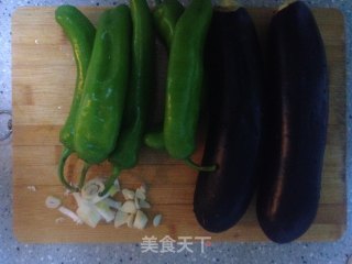 尖椒炒茄丝的做法步骤：1