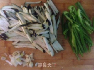尖椒炒茄丝的做法步骤：2