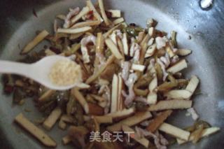 榨菜豆干炒肉丝的做法步骤：9