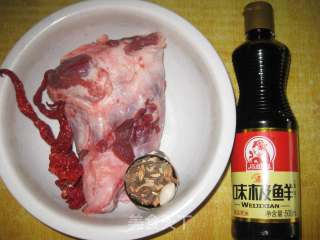 电压力锅版卤肘子的做法步骤：1