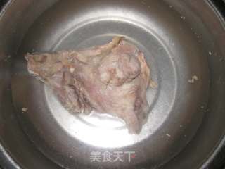 电压力锅版卤肘子的做法步骤：4