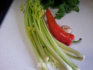 椒丝炒手撕香芹的做法步骤：1