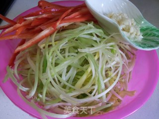 椒丝炒手撕香芹的做法步骤：2