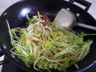 椒丝炒手撕香芹的做法步骤：4