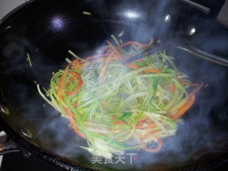 椒丝炒手撕香芹的做法步骤：5