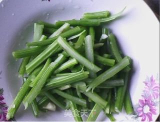 芹菜炒鹅肠的做法步骤：5