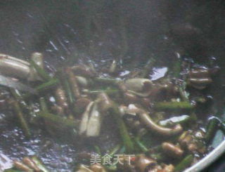 芹菜炒鹅肠的做法步骤：11