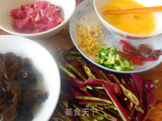 扁豆角木耳炒鸡蛋的做法步骤：1