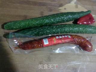 黄瓜炒烤肠的做法步骤：1