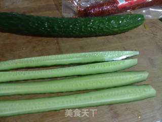 黄瓜炒烤肠的做法步骤：2
