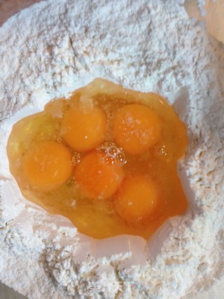 手擀意式黑珍珠面（一）黑珍珠城堡里的玫瑰花圃【传统的意式面】新鲜尝的做法步骤：6