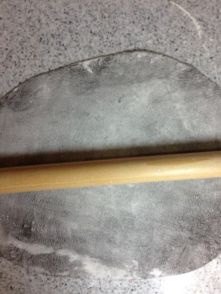 手擀意式黑珍珠面（一）黑珍珠城堡里的玫瑰花圃【传统的意式面】新鲜尝的做法步骤：24