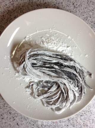手擀意式黑珍珠面（一）黑珍珠城堡里的玫瑰花圃【传统的意式面】新鲜尝的做法步骤：37