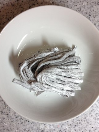 手擀意式黑珍珠面（一）黑珍珠城堡里的玫瑰花圃【传统的意式面】新鲜尝的做法步骤：38