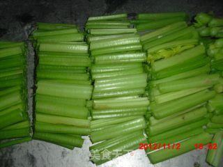 炝炒香芹的做法步骤：2