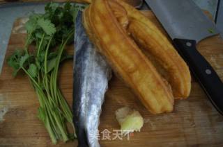 马鲛鱼油条汤的做法步骤：1