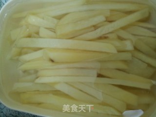自制薯条（味道不输KFC哦~~~）的做法步骤：1