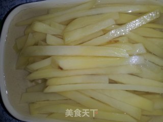 自制薯条（味道不输KFC哦~~~）的做法步骤：2