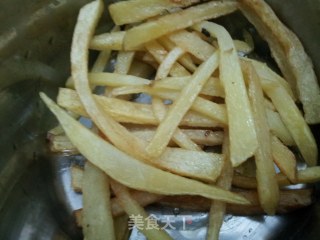 自制薯条（味道不输KFC哦~~~）的做法步骤：3